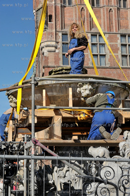Gdansk. Demontaz figury Neptuna z fontanny na Dlugim...