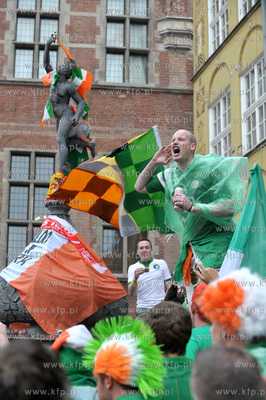 Gdansk, Dlugi Targ. Irlandzcy i hiszpanscy kibice bawia...