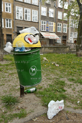 Pelny smietnik na psie odchody na ul. sw. Ducha. 05.05.2014...