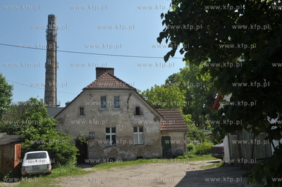 Stare zabudowania na ul Piastowskiej 68a obok osiedla...