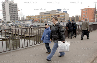 Gdansk. Wyburzanie starych budynkow pod budowe nowych...