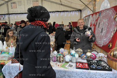 Jarmark Swiateczny na placu Mariackim przy kosciele...