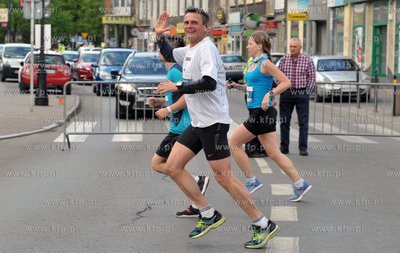 II PZU Gdansk Maraton.  Zawodnicy na skrzyzowaniu ul.Podwale...