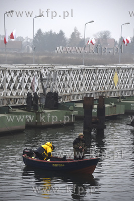Zamknięty most pontonowy na Martwej Wiśle w Sobieszewie....
