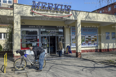 Gdańsk, ul. Kocurki. Sklep spożywczy - Merkus Supermarket....