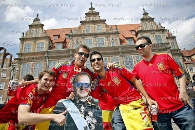 Hiszpanscy kibice opanowali  ul. Dluga i Dlugi Targ...