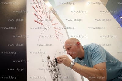 38 Gdynia Festiwal Filmowy. Stoisko PISF. Nz. portretowanie...