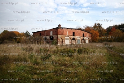Ruina zabytkowej stajni barokowo _ klasycystycznego...