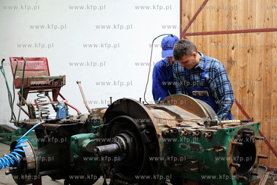 Uczniowie Zespolu Szkol Rolniczych w Rusocinie remontuja...