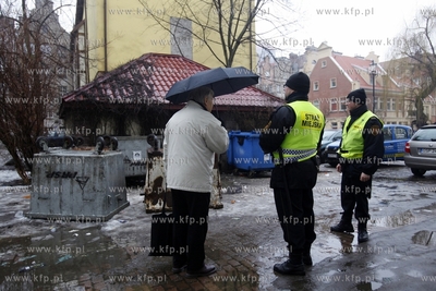 Straznicy miejscy kontroluja stan wiaty smietnikowej...