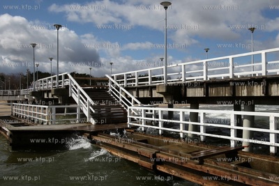 Silny wiatr nad Zatoką Gdańska. Nz. molo w Gdańsku...