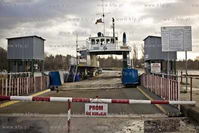 Z powodu silnego wiatr nie pływa prom Wisłoujście.
03.02.2016
fot....