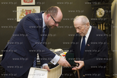 UM Gdańska. Prezydent Paweł Adamowicz wręczył medal...