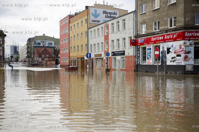 Zalane po intesywnych opadach deszczu skrzyżowanie...