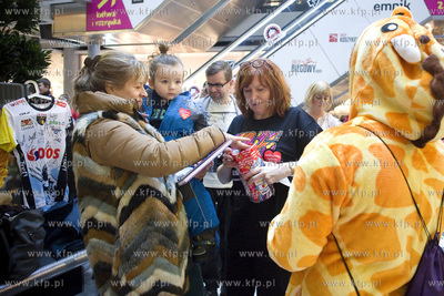 25. Finał WOŚP w C.H. Manhattan. Nz. licytacja między...