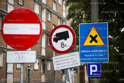 Znaki drogowe przy ul. Olejarna w Gdańsku. Nz. zakaz...