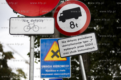 Znaki drogowe przy ul. Olejarna w Gdańsku. Nz.  zakaz...