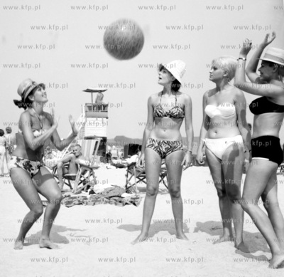 Dziewczyny i pilka na plazy w Sopocie. 0003515 1967...
