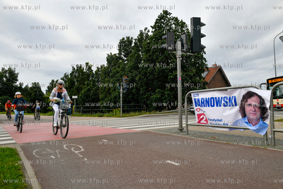 Kampania wyborcza 2023. Plakaty wyborcze przy ścieżce...