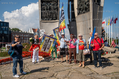 Gdańsk. Plac Solidarności. Symboliczne otwarcie bramy...