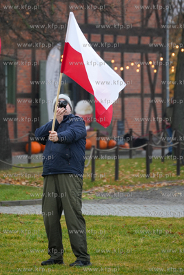Góra Gradowa. Flagi dla mieszkańców i turystów...