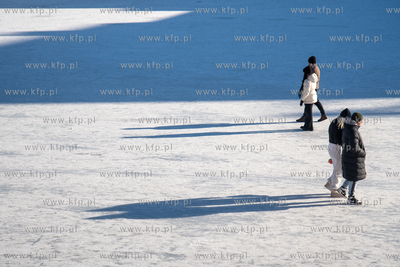 Spacery po skutej lodem Motławie w Gdańsku. 02.02.2026...