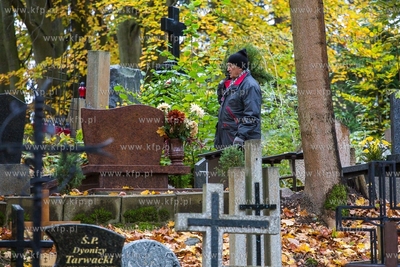 Gdańsk, Cmentarz Srebrzysko. Przygotowania do Święta...