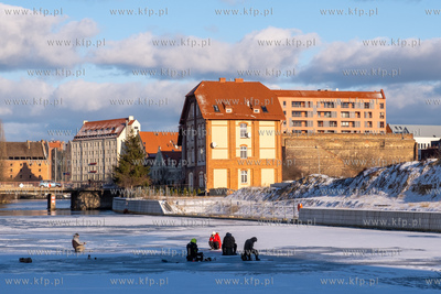 Gdańsk. Żabi Kruk. Nz. Wedkarze na zmarźniętej...