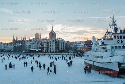 Tłumy spacerowiczów na zamarzniętej Motławie w...
