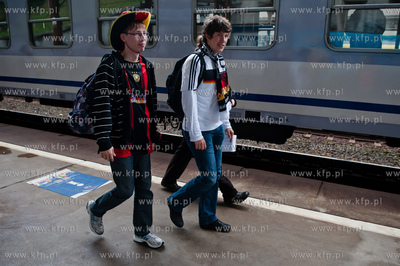 Gdansk. Dworzec Glowny PKP. Niemieccy kibice, ktorzy...