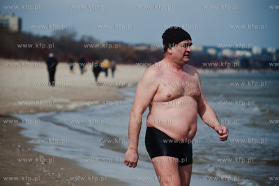 Gdansk. Plaza w Jelitkowie. Niedzielna kapiel gdanskich...