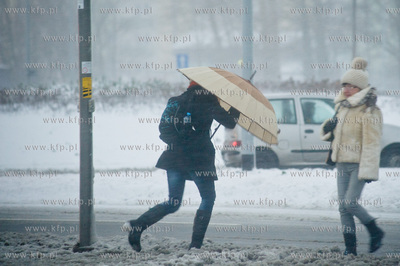 Gdansk. Porywisty wiatr oraz silne opady sniegu towarzyszace...