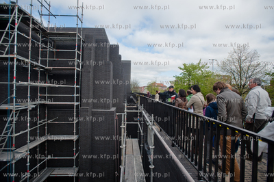 Gdansk. Pierwszy spacer Gdanszczan po Murze Teatru...