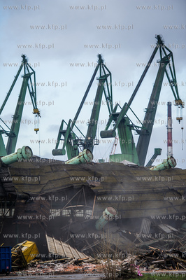 Gdansk. Tereny bylej Stoczni Gdansk. Wyburzenie hali...