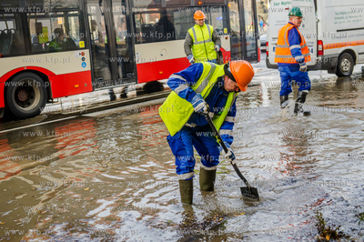 Gdansk. Awaria sieci wodociagowej na skrzyzowaniu ulic...