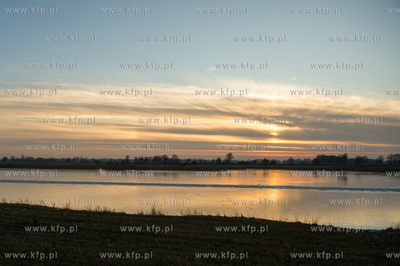 Skuta lodem Martwa Wisla na wysokosci mostu pontonowego...