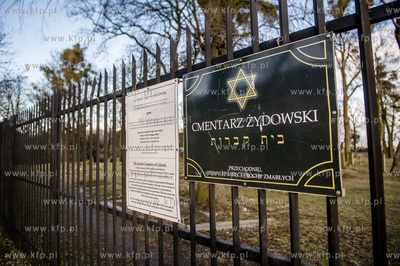 Gdansk. Zdewastowane przez nieznanych sprawcow plyty...