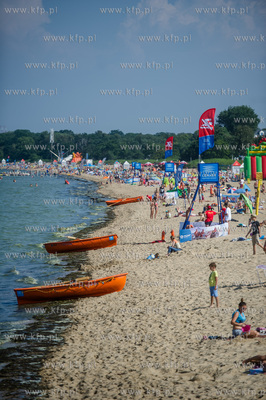 Gdańsk. Czerwona flaga na kąpielisku miejskim w Brzeźnie,...