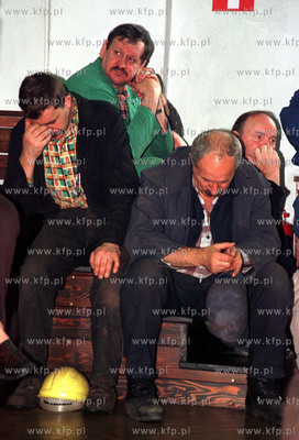 Wiec w Stoczni Gdanskiej w sali BHP po decyzji sadu...