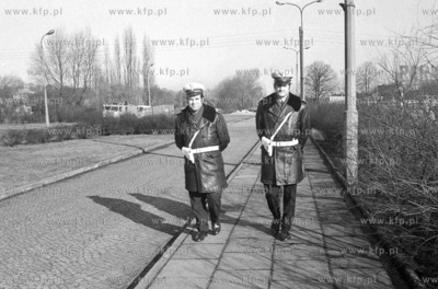 Milicjanci pilnuja terenu przed Akademia Wychowanie...