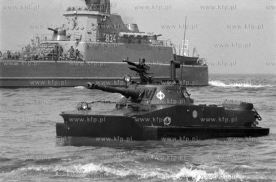 Desant morski jednostki Niebieskich Beretow na plazy...