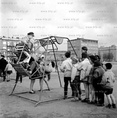 Gdynia, wspolczesna ul. Pilsudskiego. Dzieci hustaja...