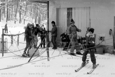 Kolejka narciarzy do wyciągu na Łysą Góre w Sopocie....