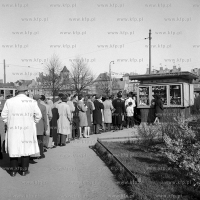Kolejka przed kioskiem Ruchu na Targu Drzewnym w Gdańsku.
1965
0007673z
Fot....