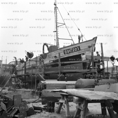 Naprawa łodzi rybackiej w Gdyni.
05.1967
0000749z_maj1967
Fot....