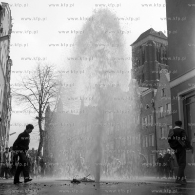 Awaria wodociągowa na skrzyżowaniu ulic Św. Ducha...