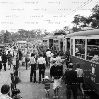 Tłum na przystanku tramwajowym przy plaży w Gdańsku...