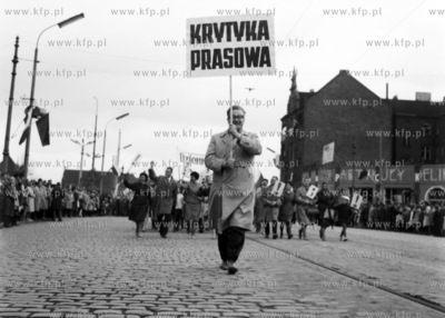 Pochód pierwszomajowy maszerujący ulicą Podwale...