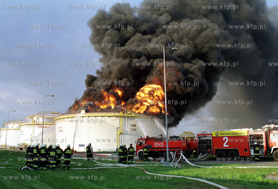 W Rafinerii Gdanskiej zapalil sie jeden ze zbiornikow...