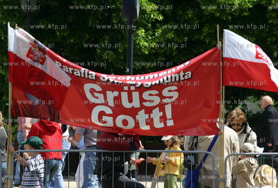 Wierni oczekujacy na przejazd Ojca Swietego Benedykta...